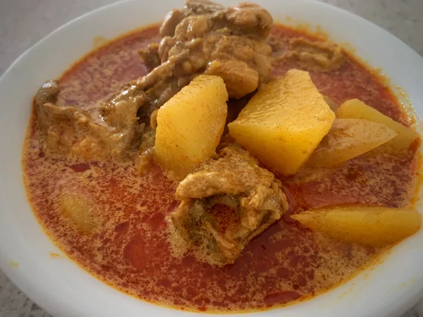 아시아의 맛있는 카레 닭고기에는 여러 가지 향신료를 섞는다. 음식 과 음료 — 스톡 사진