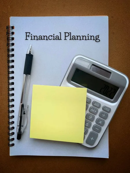 Financial planning text on notepad with pen, calculator and sticky note background. — Fotografia de Stock