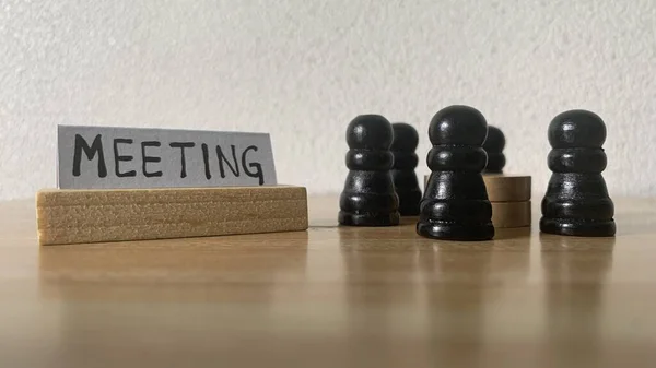 Concepto de reunión de equipo con peón de ajedrez dando vueltas para discusión. — Foto de Stock