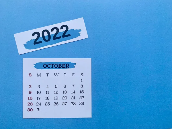 Octobre 2022 calendrier blanc avec fond bleu. 2022 nouvelle année concept — Photo