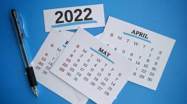 Çeşitli ayların takviminin arka planıyla Mayıs ayı kapanışı. 2022 Yeni Yıl konsepti