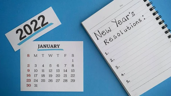 January 2022 calendar with new year resolution text on notepad. 2022 New Year Concept — Zdjęcie stockowe