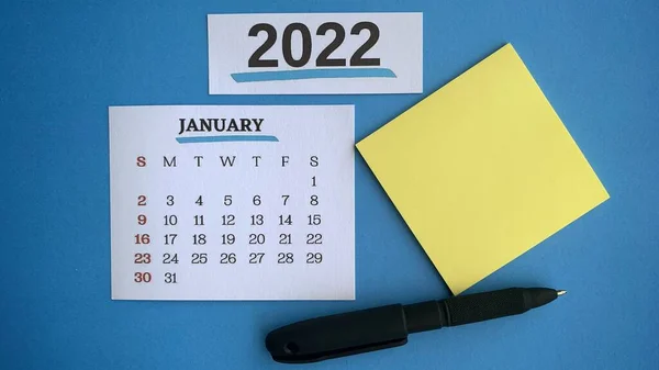 January 2022 calendar with black pen and sticky note background. 2022 New Year Concept — Stock Photo, Image