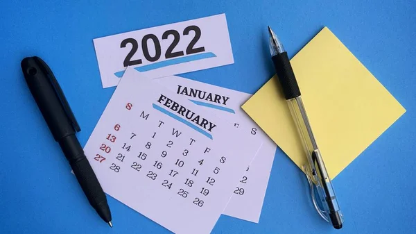White 2022 calendar with pen and sticky note. 2022 New Year Concept — Stock Photo, Image