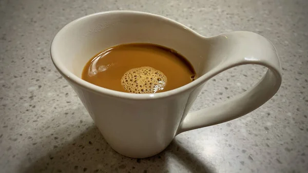 Nahaufnahme einer Tasse Kaffee zum Frühstück am Morgen — Stockfoto