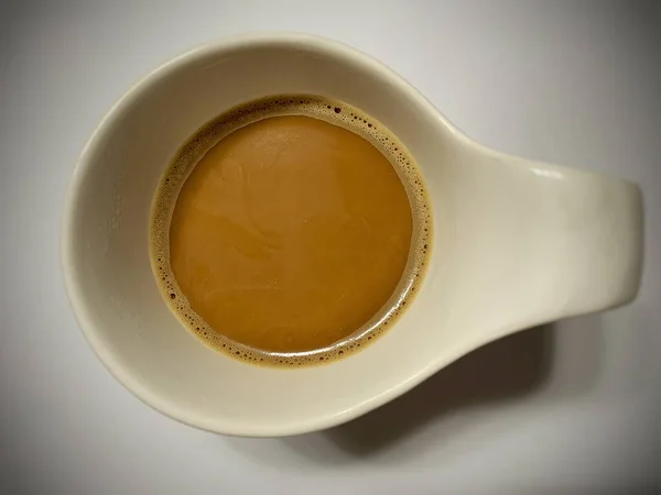 Cerca de la vista de la taza de café blanco. Hora de la mañana. — Foto de Stock