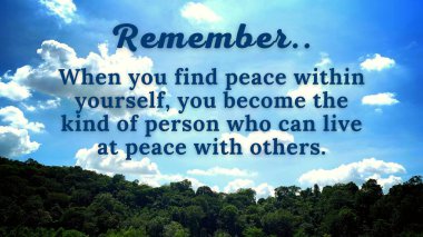 Motivasyon ve ilham verici alıntılar - kendi içinizde huzur bulduğunuzda, başkalarıyla barış içinde yaşayabilecek bir insan olursunuz. Mavi gökyüzü ve ağaçların arkaplanı.