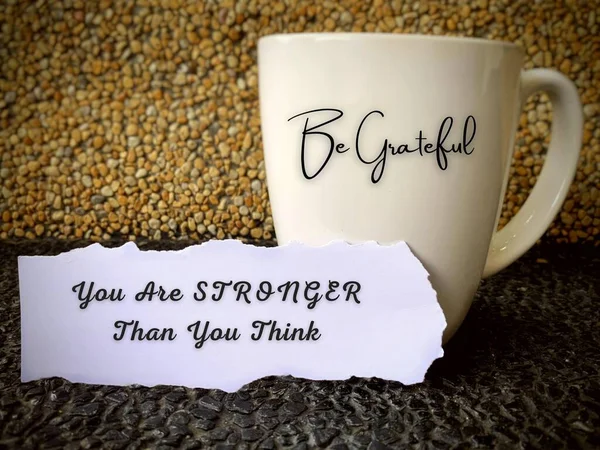 Wees dankbaar tekst op koffiebeker met motiverend citaat - je bent sterker dan je denkt. Inspirerend concept. — Stockfoto