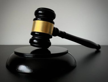 Hukuk ve adalet kavramı - Karanlık masa arkaplanındaki yargıç tokmağını kapat.