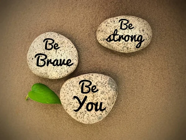 Wees sterk, dapper en jij op rotsen met bruine marmeren achtergrond. Motivatieconcept. — Stockfoto