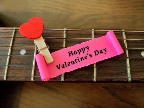 ギターとハートのフォルムのバックグランドを持つ引き裂かれた紙のハッピーバレンタインデーラベル。バレンタインデーのコンセプト — ストック写真