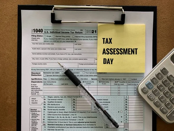 1040 US individual tax form, calculator, pen, and yellow sticker. Tax concept. — 图库照片