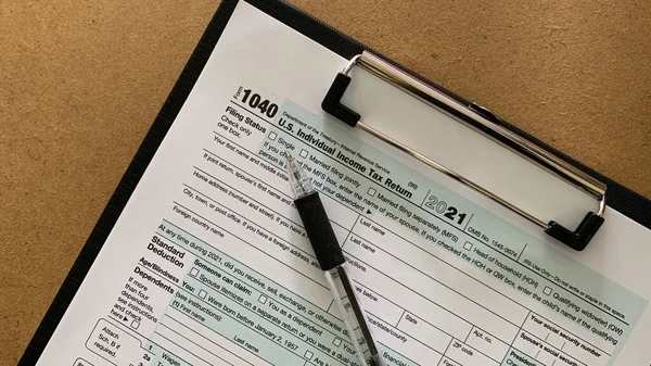 1040 податкова форма з ручкою та коричневим столом. Податкова концепція — стокове фото