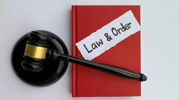 Δικαστής Gavel με νόμο και τάξη κείμενο σε σχισμένο χαρτί σε κόκκινο εξώφυλλο βιβλίου. — Φωτογραφία Αρχείου