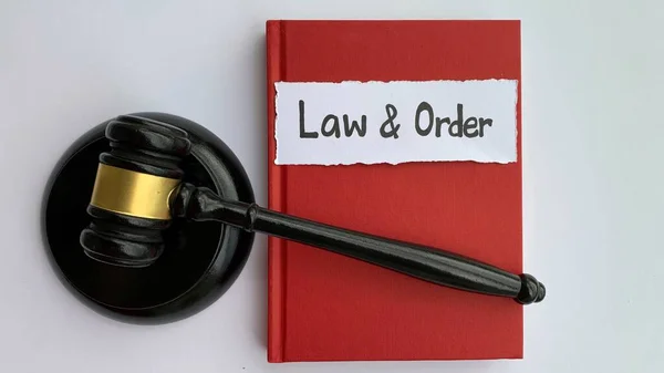 Νόμος και τάξη σε σχισμένο χαρτί με δικαστή Gavel ως έννοια του νόμου και της δικαιοσύνης. Βιβλίο με κόκκινο εξώφυλλο. — Φωτογραφία Αρχείου