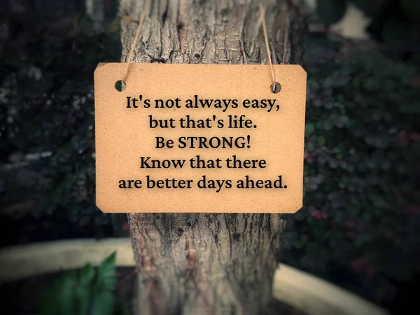 Citation motivante et inspirante sur un carton avec des arbres et un fond de parc. Concept de motivation. — Photo