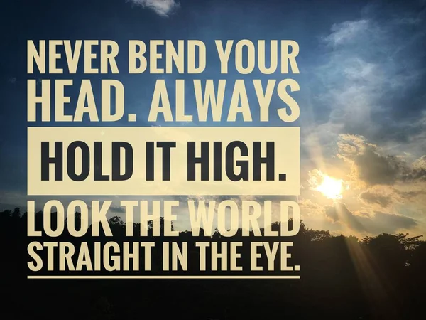 Närbild på motiverande och inspirerande citat - Aldrig ben huvudet. Håll den alltid högt. Se världen rakt i ögonen. Med sol och kulle bakgrund. — Stockfoto