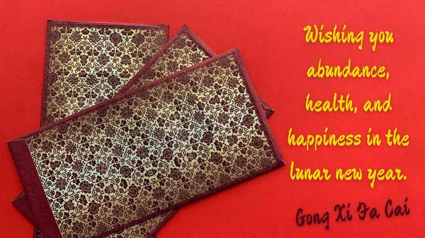 Щасливі бажання китайського Нового року на червоній обкладинці з червоним фоном конвертів. Китайський Новий рік. — стокове фото