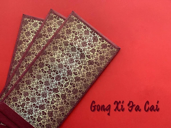 Китайський Новий рік побажання на червоній обкладинці з золотими червоними конвертами фону. Щасливого китайського Нового року. — стокове фото