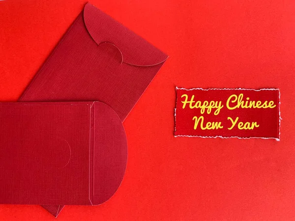 Čínský Nový rok přeje text na roztrhaný červený papír s červenou obálkou pozadí. Čínský koncept nového roku. — Stock fotografie