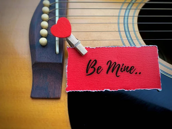 Sei mein Text auf zerrissenem Papier mit Gitarrenhintergrund. Happy Valentines Day Konzept. — Stockfoto