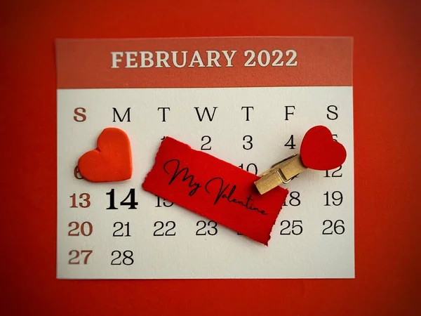 Mi texto de San Valentín en papel roto con mes de febrero calendario y fondo en forma de corazón. Concepto de San Valentín. — Foto de Stock