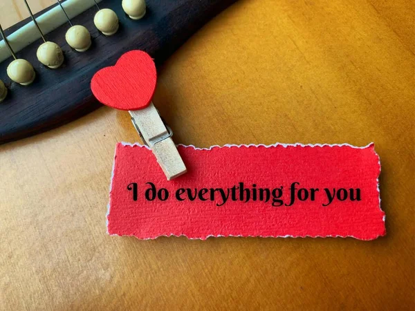 Hago todo por ti texto en papel roto con fondo de guitarra. Concepto de San Valentín feliz. —  Fotos de Stock