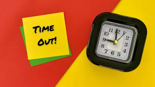 Time out - meddelande på gula anteckningsblock. Med väckarklocka, röd och gul bakgrund. Affärsidé. — Stockfoto