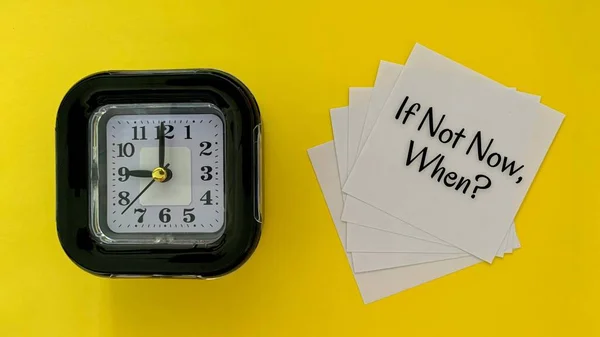 Om inte nu, när - meddelande på vita anteckningsblock. Med väckarklocka och gul bakgrund. Affärsidé. — Stockfoto