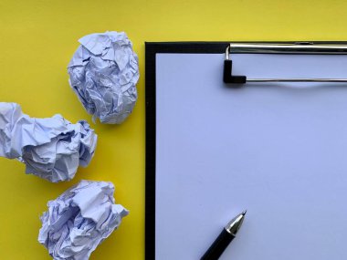 Boş kağıt fikir bekliyor. Ofis kavramı
