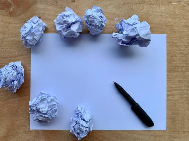 Boş kağıt fikir bekliyor. Ofis kavramı