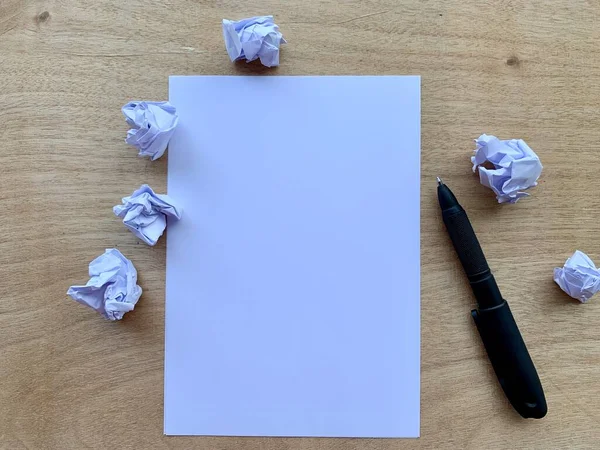 Blanco papier wachtend op een idee. Kantoorconcept — Stockfoto