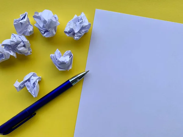 Blanco papier wachtend op een idee. Kantoorconcept — Stockfoto