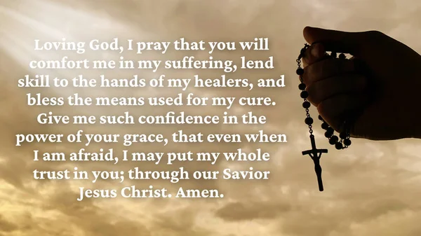 Texto de oração cristã com luz brilhante e mão segurando fundo Santo Rosário. Conceito de cristianismo. — Fotografia de Stock