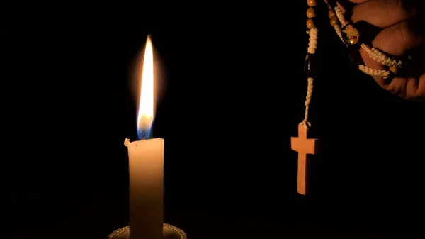 Χριστιανική προσευχή - Άγιο Ροζάριο και κερί με φόντο τη νύχτα. Χριστιανική έννοια. — Φωτογραφία Αρχείου