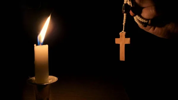 Křesťanská modlitba - Svatý růženec a svíčka s nočním pozadím. křesťanský koncept. — Stock fotografie