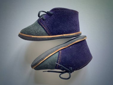 Kullanılmış çocukları ve eski ayakkabıları kapatın. Çocuk konsepti.