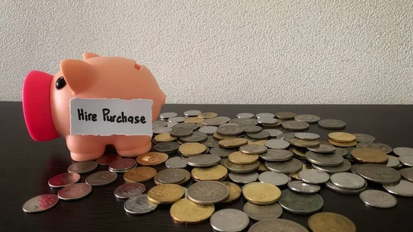 Sparen Sie Geld in Sparschwein für Mietkauf Zahlung. Geldkonzept. — Stockfoto