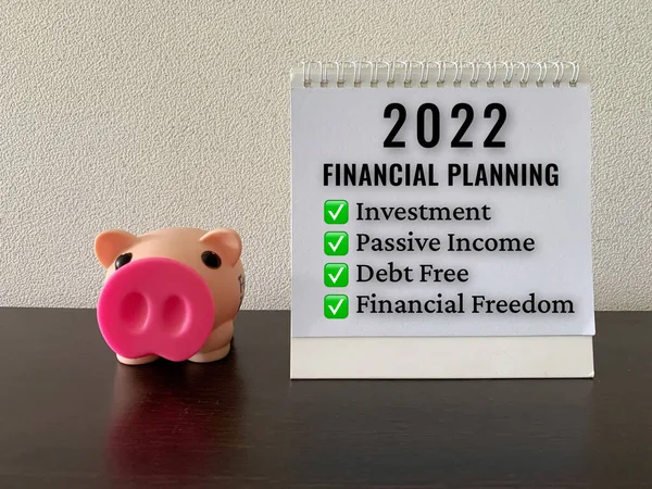 Planowanie finansowe 2022 tekst na notatniku z tłem świnki bankowej. Koncepcja finansowa. — Zdjęcie stockowe