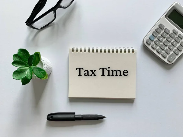 ペン、電卓、植物やガラスの背景とノートパッド上の税金の時間。オフィスコンセプト — ストック写真