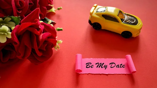 Sé mi fecha de texto en papel rosa roto con rosas y amarillo coche de juguete de fondo. Concepto de San Valentín feliz. — Foto de Stock
