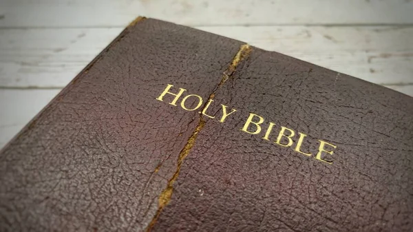 Vista de perto de uma velha Bíblia Sagrada. Conceito de cristianismo. — Fotografia de Stock