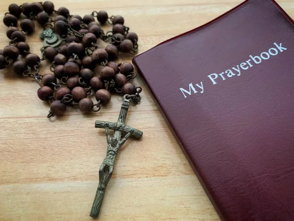 Para ver el Santo Rosario y mi libro de oraciones con fondo de escritorio de madera. Concepto cristianismo. — Foto de Stock