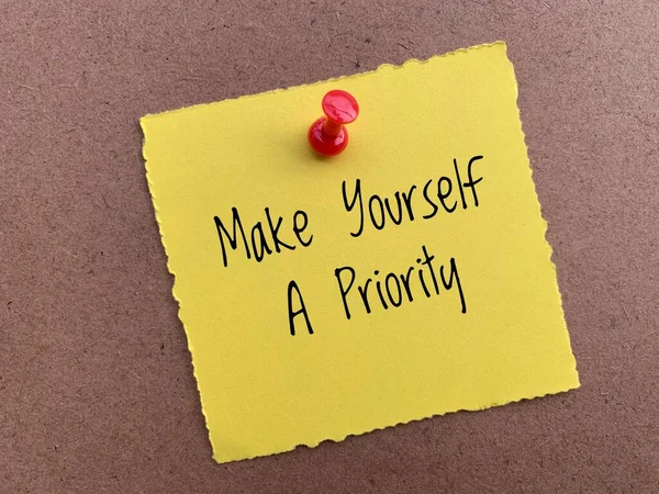 Zrób sobie priorytetowy tekst na żółtym rozdartym notatniku — Zdjęcie stockowe