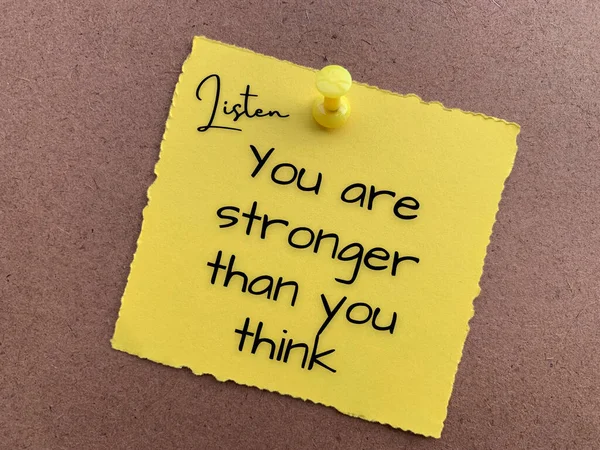 Ти сильніший, ніж ти думаєш, текст на жовтій блокноті . — стокове фото