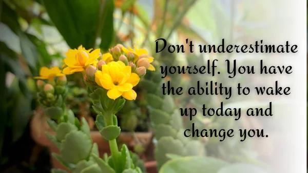 Motivationeel en inspirerend citaat - Onderschat jezelf niet. Je hebt de mogelijkheid om vandaag wakker te worden en je te veranderen. Met gele bloem met wazige achtergrond. — Stockfoto