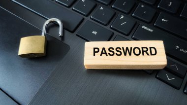 Tahta bloktaki metin görünümünü kapat - parola. Bulanık dolabı ve dizüstü bilgisayarı var. Parola kavramı