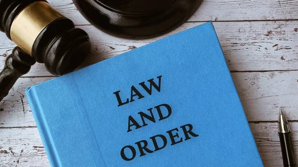 Νόμος και τάξη με τον Γκάβελ στο τραπέζι. Δίκαιο και νομική έννοια — Φωτογραφία Αρχείου
