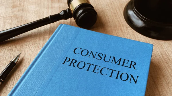 Προστασία των καταναλωτών και σφυρί στο τραπέζι. Έννοια δικαίου — Φωτογραφία Αρχείου