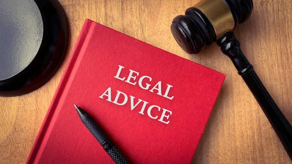 Νομικές συμβουλές και σφυρί στο τραπέζι. Έννοια δικαίου — Φωτογραφία Αρχείου